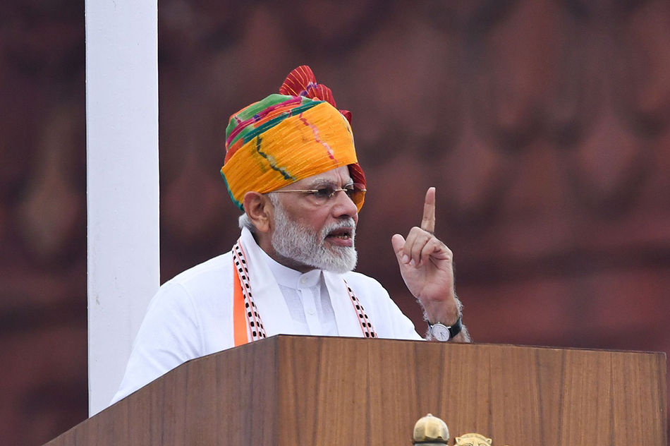 当地时间2019年8月15日，印度新德里，印度总理莫迪在德里红堡出席印度第73个独立日庆祝活动并发表讲话。视觉中国 图