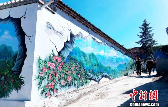 吴杰洋 摄图为蓝天,远山,绿植映衬下的彩绘墙.