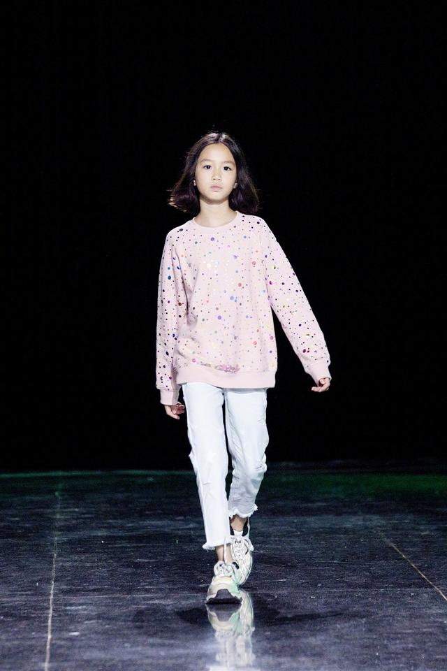 钟丽缇两女儿登时装秀jaden模特感超强9岁考拉气场十足