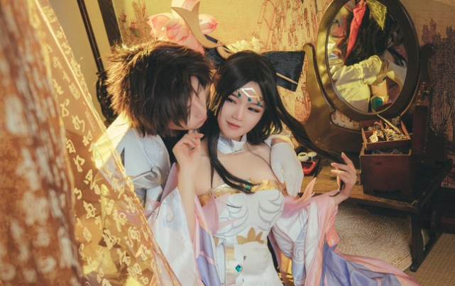 小情侣cos王者荣耀,意外带火云蝉cp,网友:拿我方天画戟来