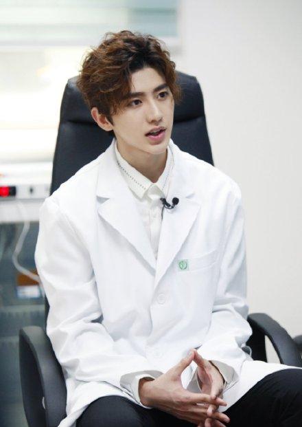 肖战新剧化身为顾医生,盘点男星穿过的白大褂,你没躲过谁?__财经头条