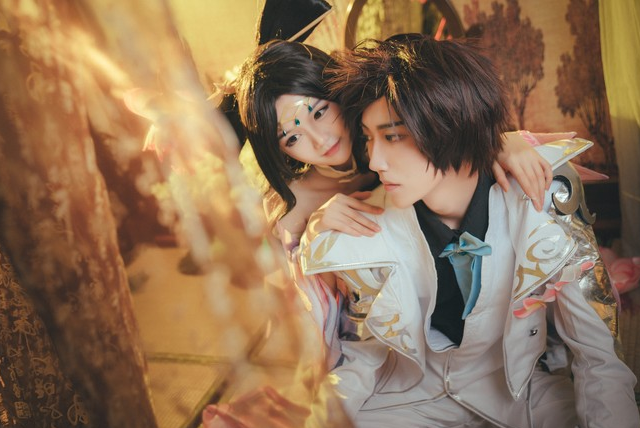 小情侣cos王者荣耀,意外带火云蝉cp,网友:拿我方天画戟来