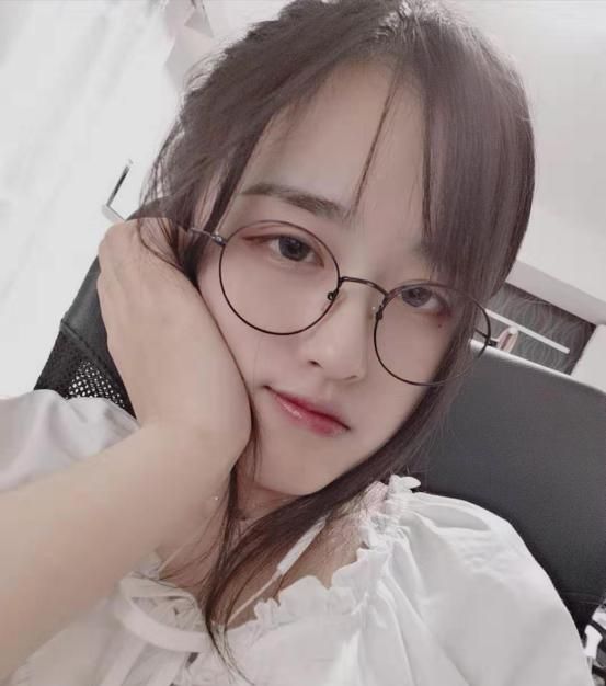 主播菠萝赛东,人如其名萌萌哒,粉丝:发现了一个宝藏主播