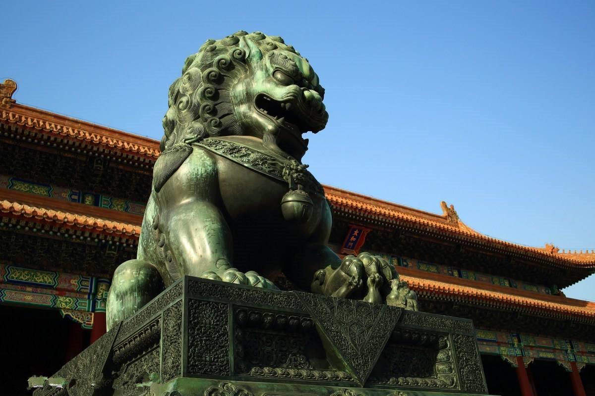 故宫门前的石狮子为何都"烫"着卷发?原来大有讲究