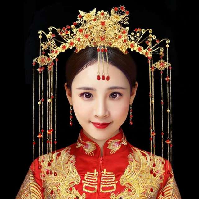 情感测试:皇上第一召见,你会选择哪个凤冠?测你前世是什么身份