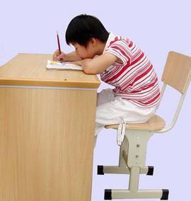 娃写字坐姿不正确咋办看看这些爸妈的招网友这届父母太优秀