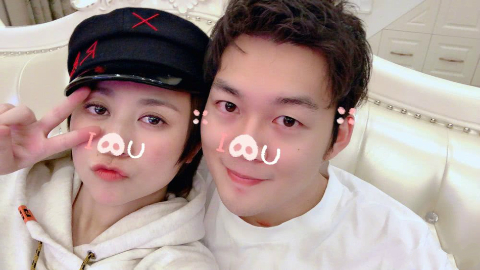 37岁马丽与小11岁老公亮相妇唱夫随秀恩爱一个小动作甜炸