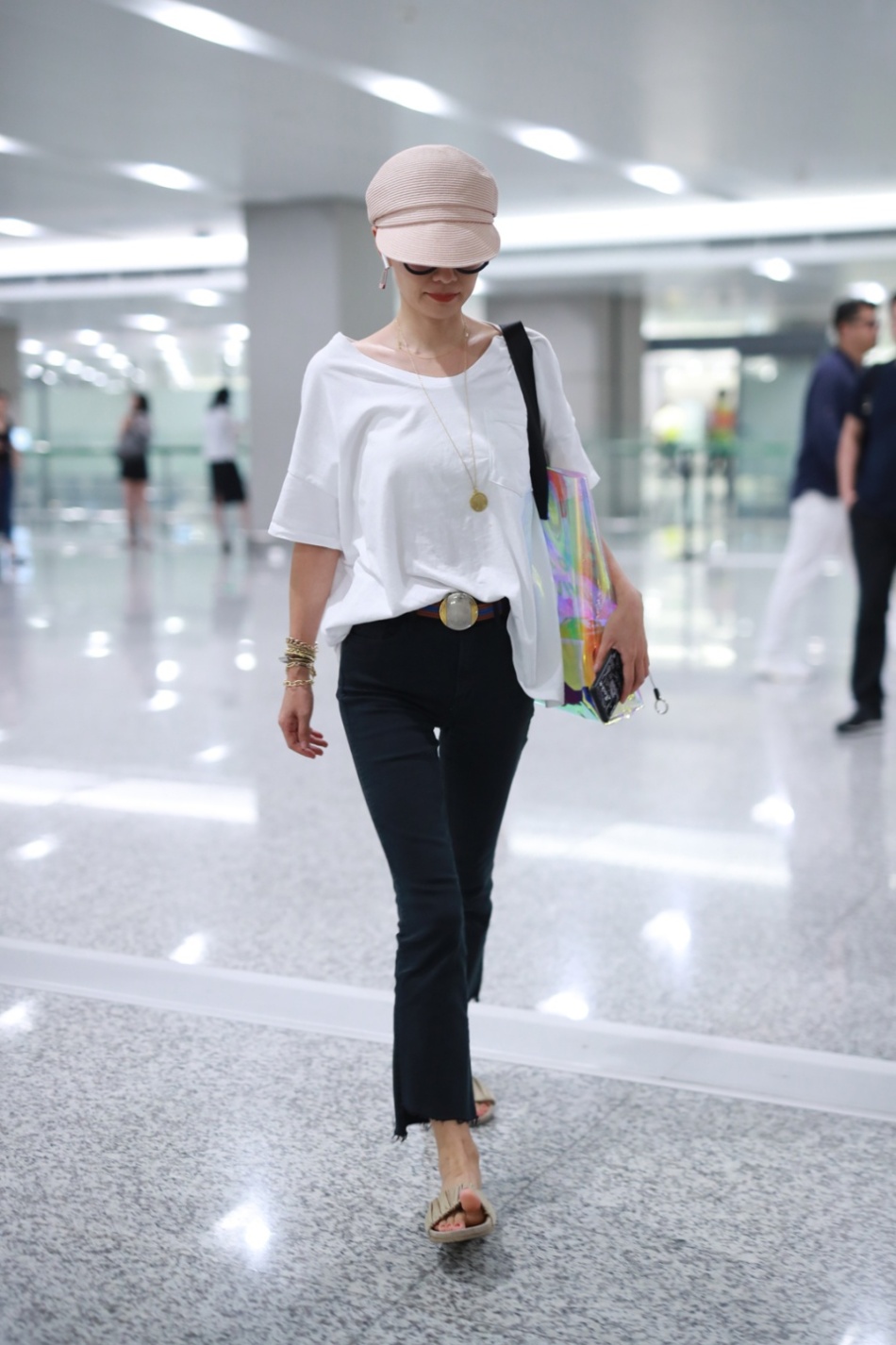 马伊琍离婚后机场亮相首露正脸暴瘦成皮包骨低调躲避镜头