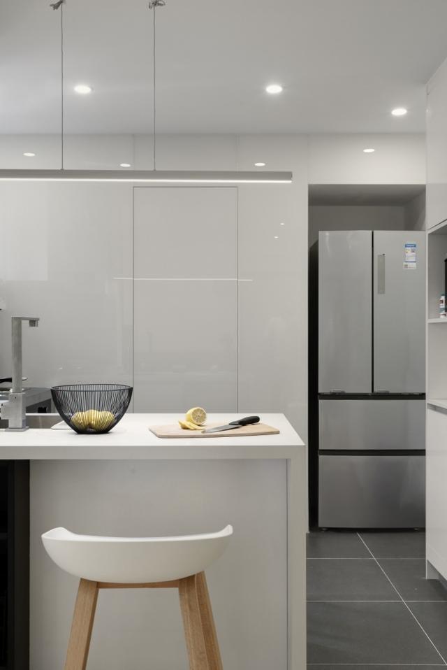 超白玻璃让整个厨房空间看起来更大,因为玻璃表面略带反射.