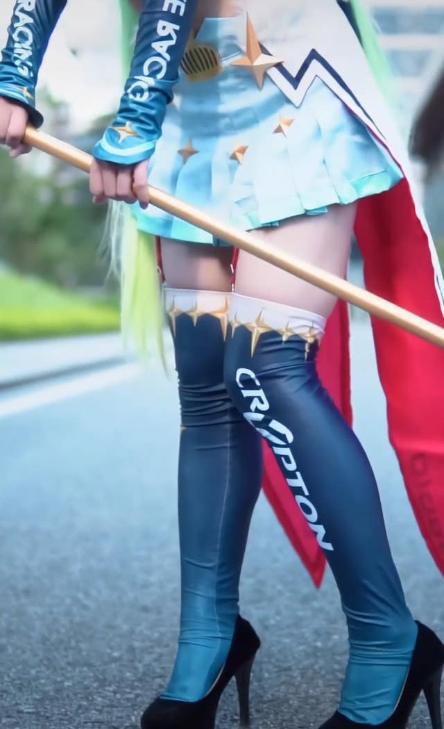 90斤女孩cos初音未来却因冰袖袜勒出肉肉像120