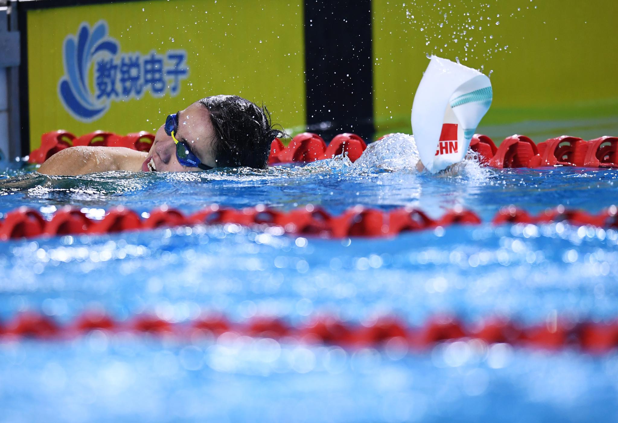 新华社记者李一博摄↑8月17日,上海市体育运动学校选手龚佳豪在比赛中