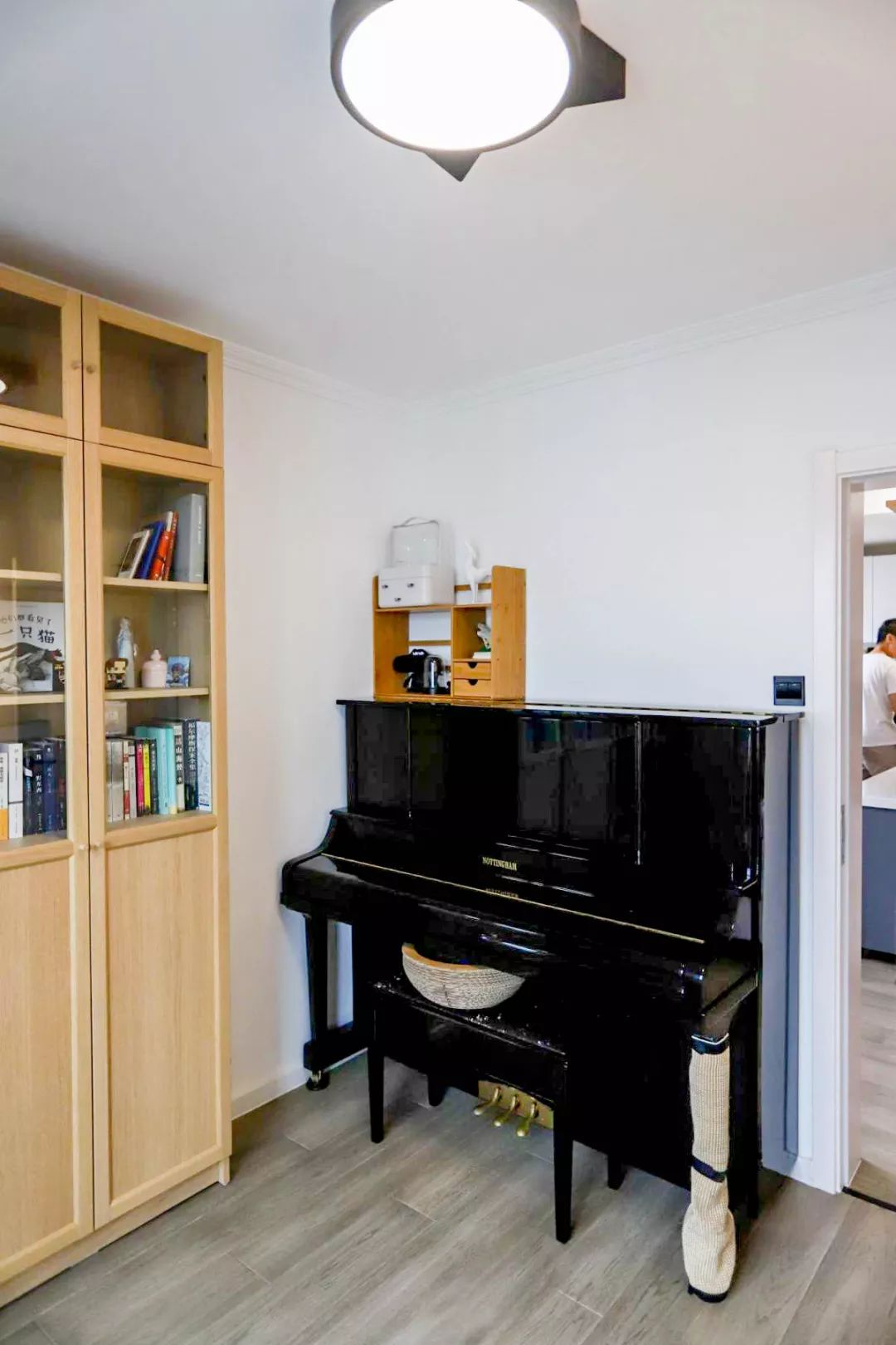 书房本身已经有了一架大钢琴跟书柜,再放猫爬架就会有些局促.