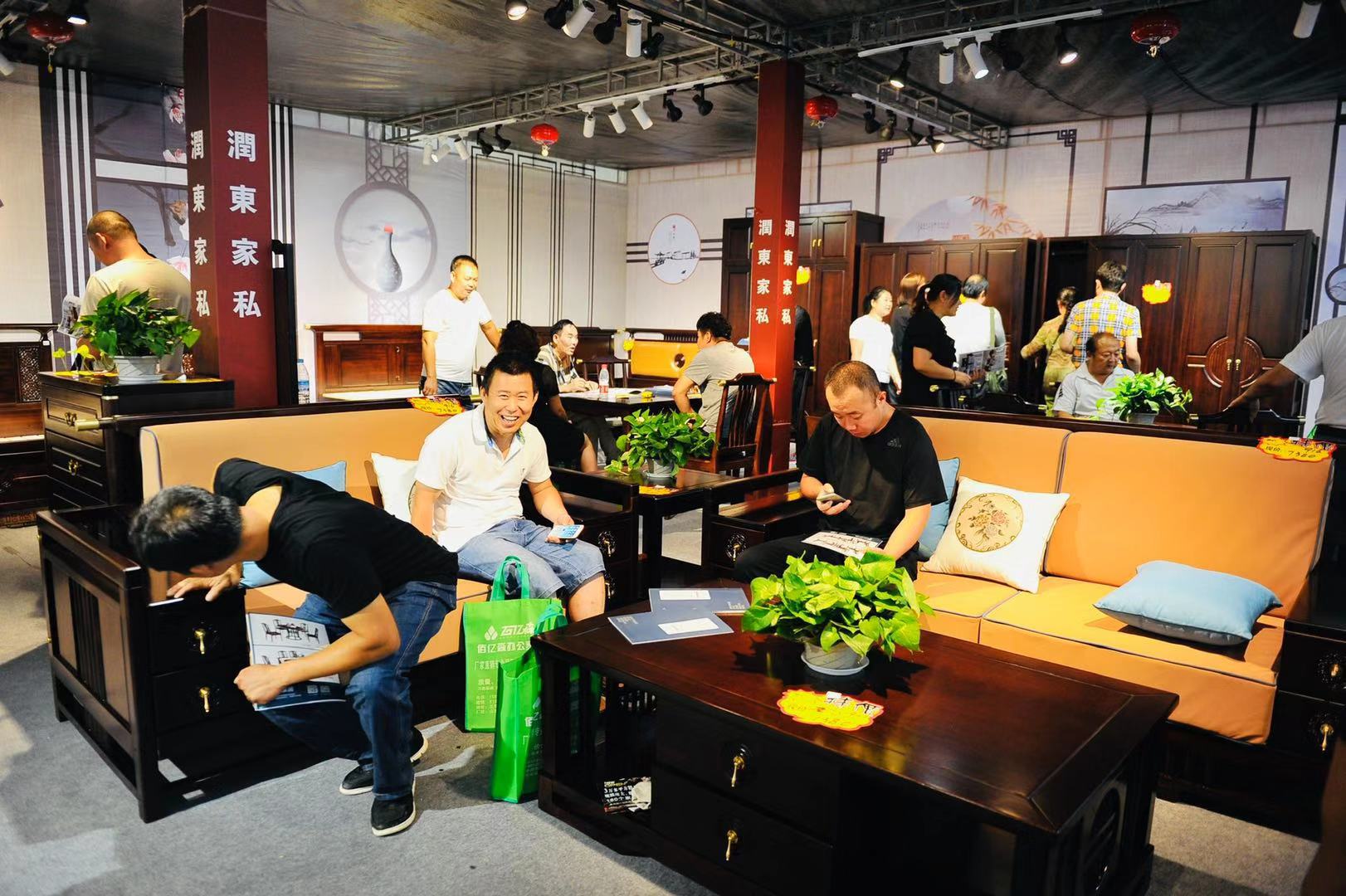 逛家具展啦山东国际会展中心首次开展迎客