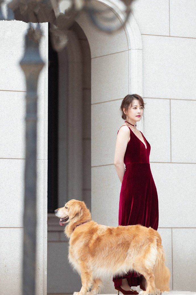 52岁周海媚放开了穿!一袭红色吊带长裙slay全场,美得不可方物