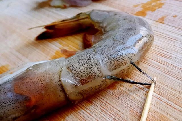 别再只知道用牙签挑虾线了,教你这招,简单快速,几分钟剥满盆