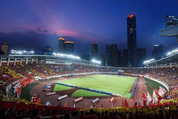 恒大主场特警配备冲锋枪执勤球迷全副武装像雪豹突击队