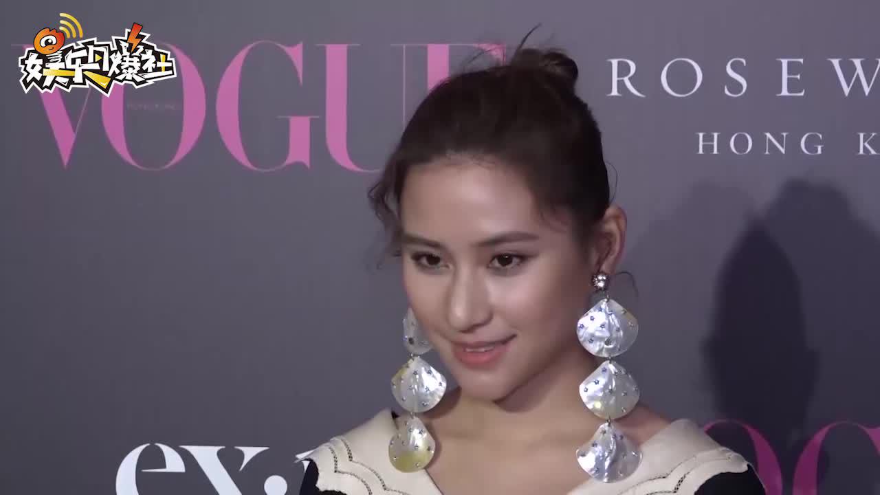 窦骁带何超莲到加拿大见好友好友赞阿嫂温驯