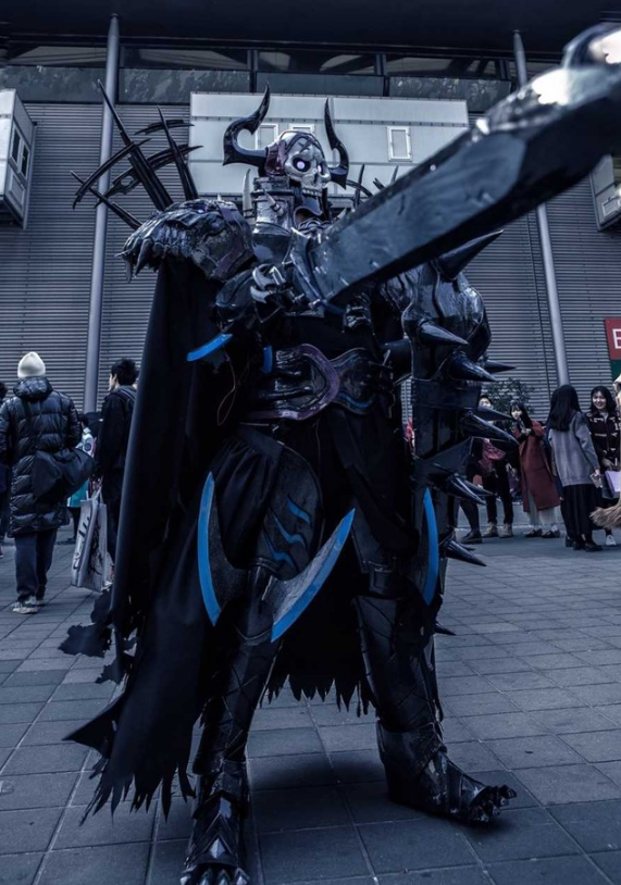 00后cos王哈桑看到脚上机械鞋网友穿上容易走路难