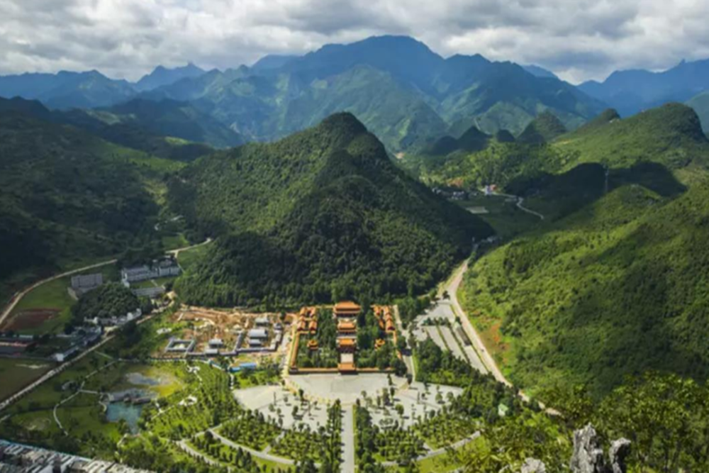 湖南九嶷山,九峰仰天沐雨屹立千年,原始林木更显葱郁之色