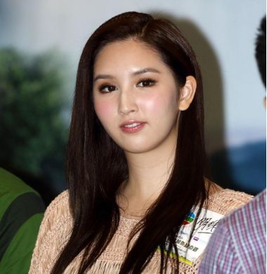 她曾参选香港小姐,为替父还债与81岁老头恋爱,父亲却十分支持