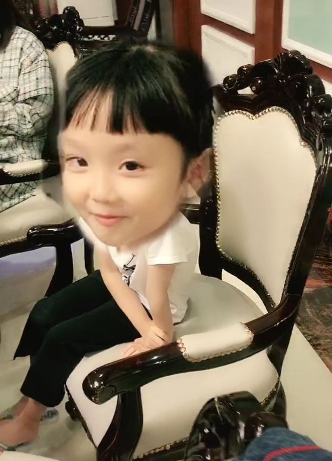 洪欣复出后带女儿张晞彤吃大餐,母女相处甜蜜快乐笑个不停