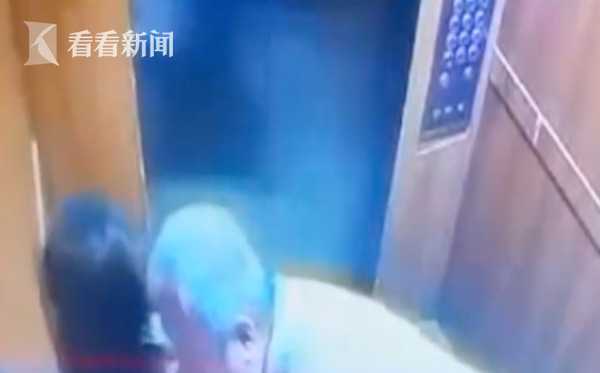 视频气愤老人电梯内做不雅动作搂抱亲吻邻居家女孩