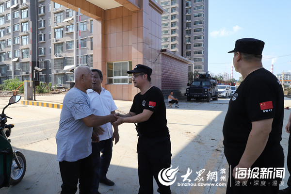 赵建华一个劲地感谢特巡警队员给了他第二次生命放下从前芽村救出的两