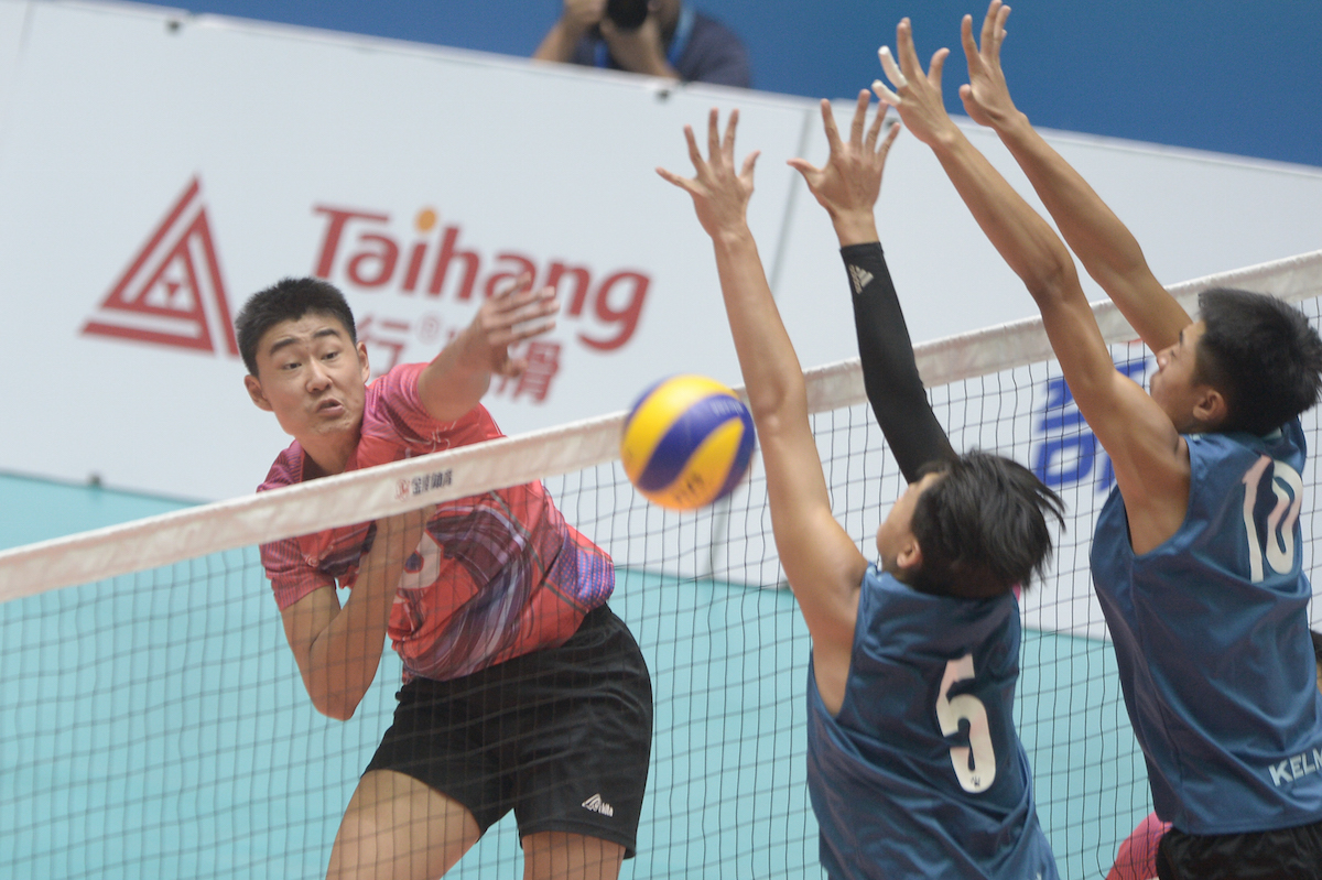 二青会男排u16上海队夺冠 赛后队员将金牌送一人_排球_新浪竞技风暴