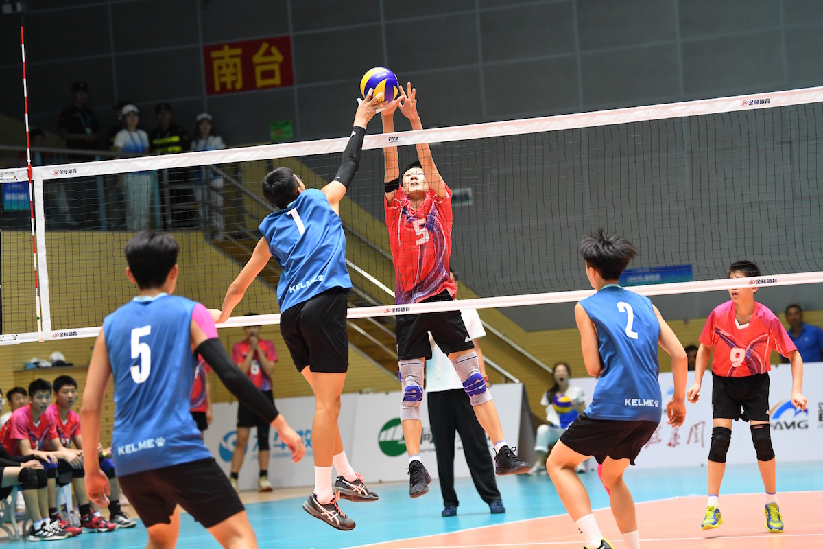 二青会男排u16上海队夺冠 赛后队员将金牌送一人_排球_新浪竞技风暴