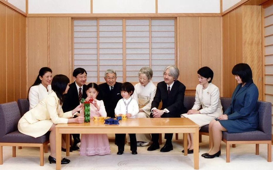 2009年12月，日本发布皇室新年全家福。图/视觉中国