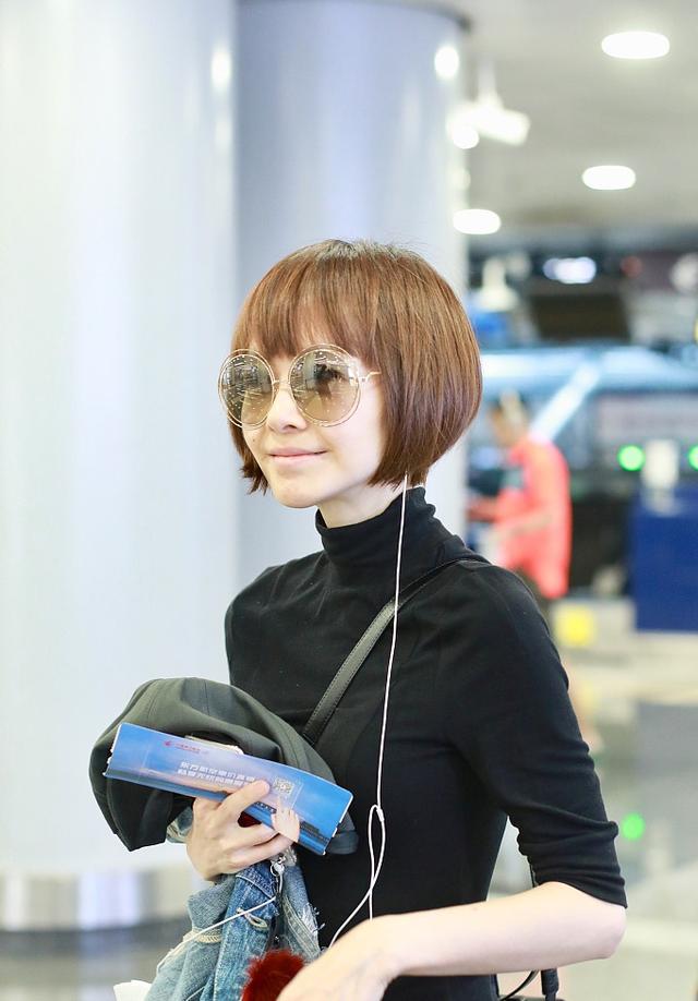 49岁鲁豫素颜走机场,穿黑衣黑裤尽显低调本质,波波头发型真减龄