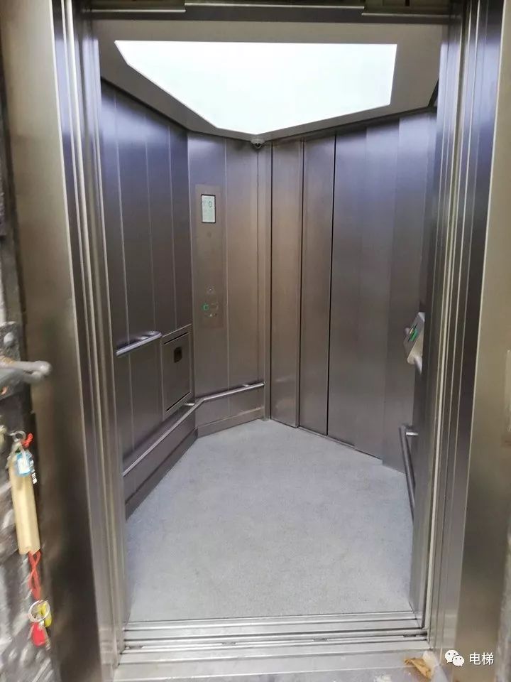 不规则的轿厢,且这种轿厢的贯通说对开门贯通,不像;说直角贯通,也不像