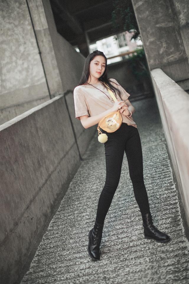 欧阳娣娣晒日常美照大秀筷子腿笔直纤细气质出众比姐姐还美