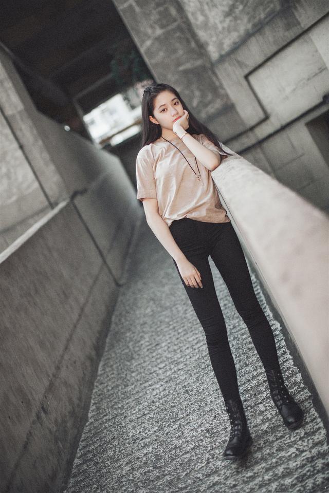 欧阳娣娣晒日常美照大秀筷子腿笔直纤细气质出众比姐姐还美