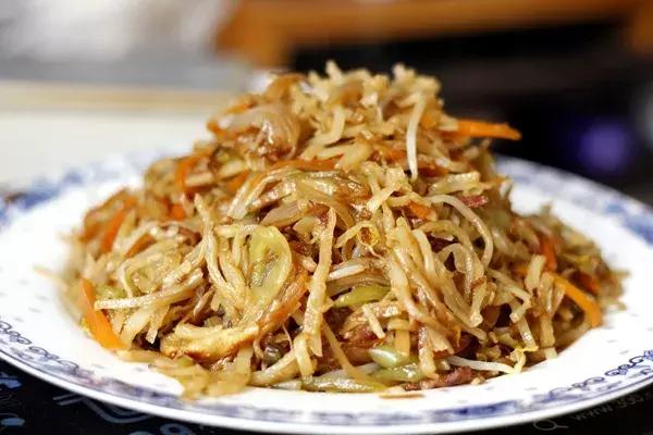 当年那盘豆芽素焖饼,还有那碗免费清汤,你还记得吗?