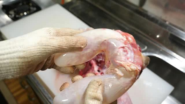 不过好在这河豚鱼的鱼肉非常嫩非常好吃,还能给他一点安慰,这鱼肉切