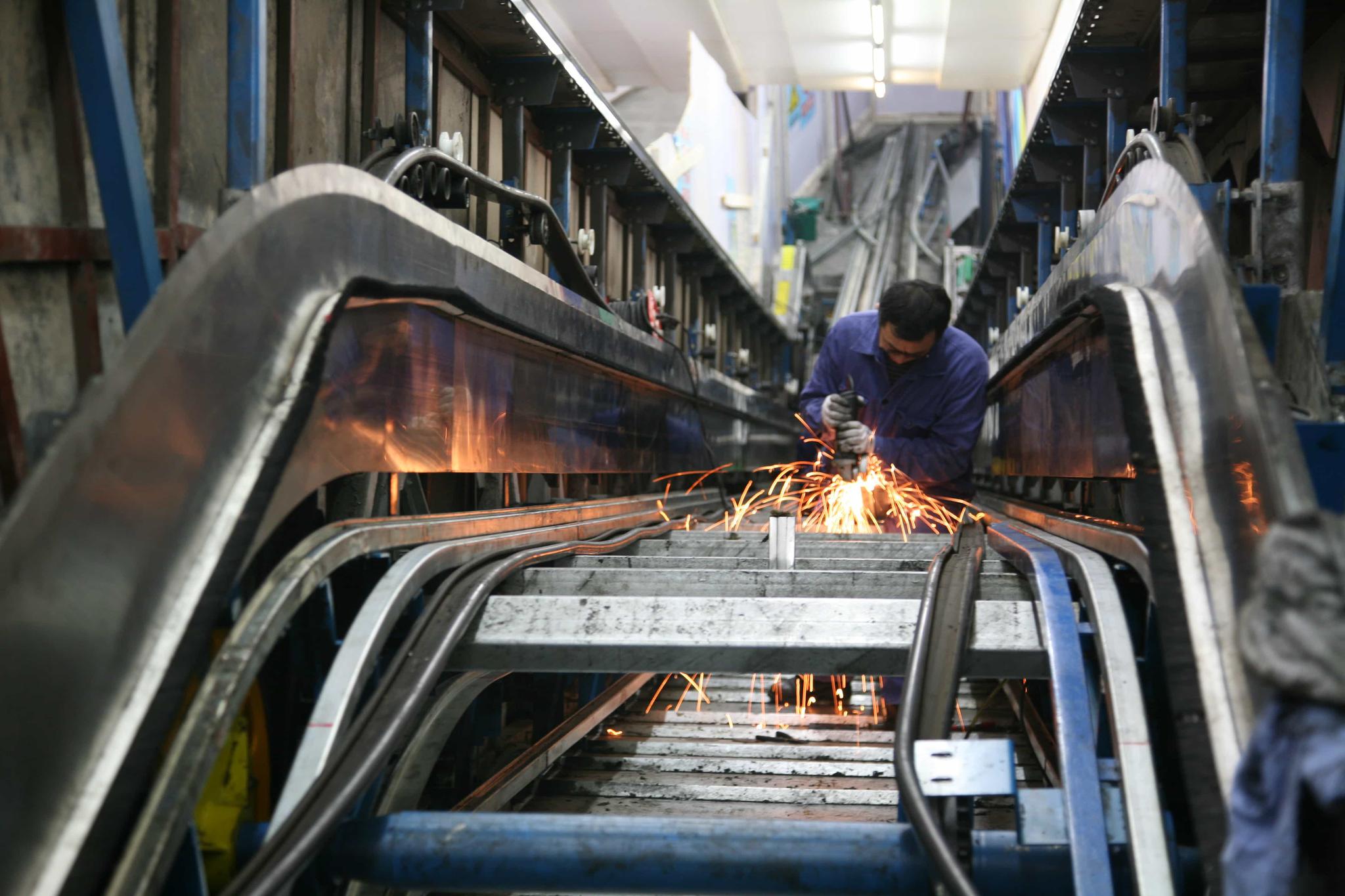 日常不易维修的部件进行集中更换和维修,维修后的自动扶梯必须达到