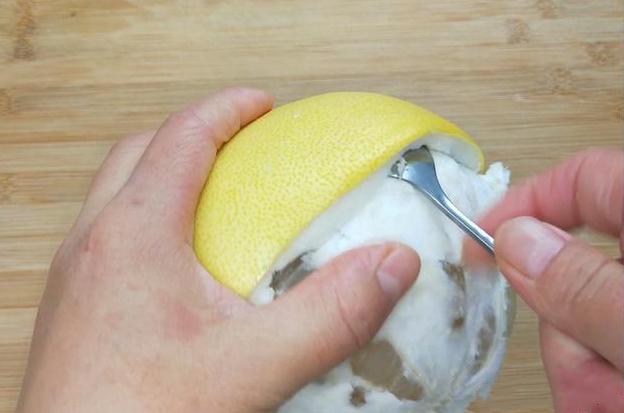 剥柚子最棒的方法,只需切2刀,果皮果肉轻松分离无白瓤,完美!