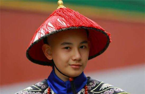 他是乾隆最宠爱的儿子因天生残疾痛失皇位自暴自弃活到87岁