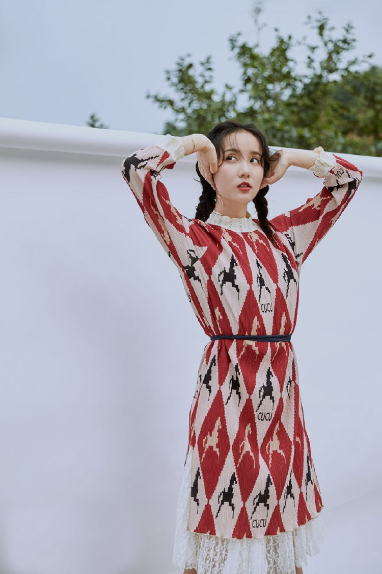 演《仙剑奇侠传》跟唐嫣成好闺蜜,如今35岁扎小辫,比少女还嫩|吕一