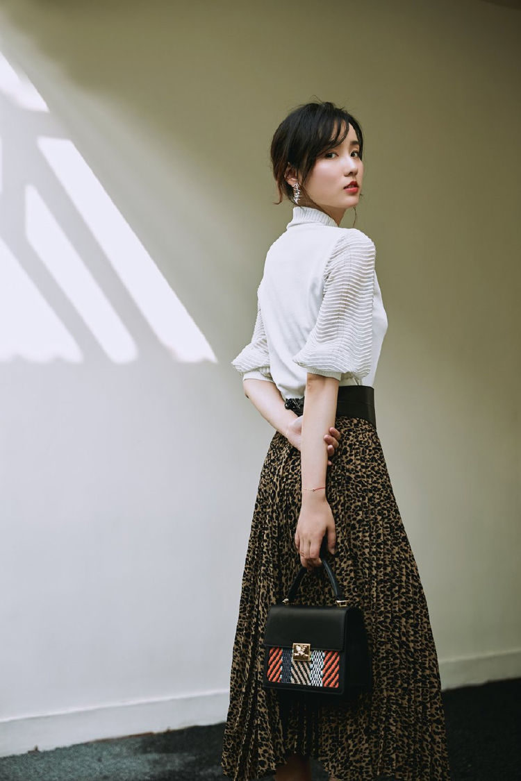 演《仙剑奇侠传》跟唐嫣成好闺蜜,如今35岁扎小辫,比少女还嫩|吕一