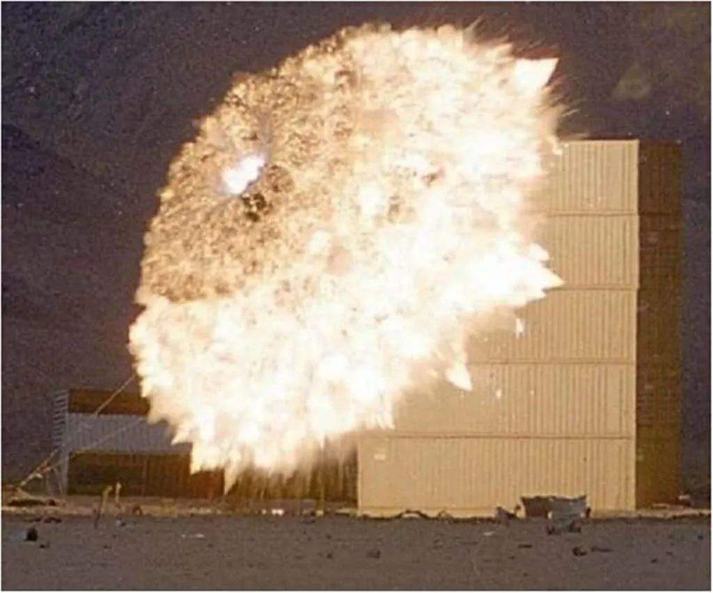 云爆弹威力无穷真的能摧毁一切目标吗反正比美军炸弹之母实用