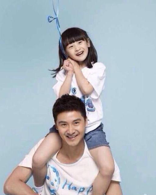 田亮现身机场,森碟好像小仙女,靓仔太可爱