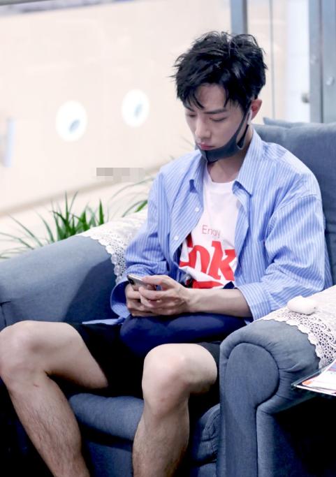 肖战机场休息却被羊毛腿抢镜网友这就是你们人间理想