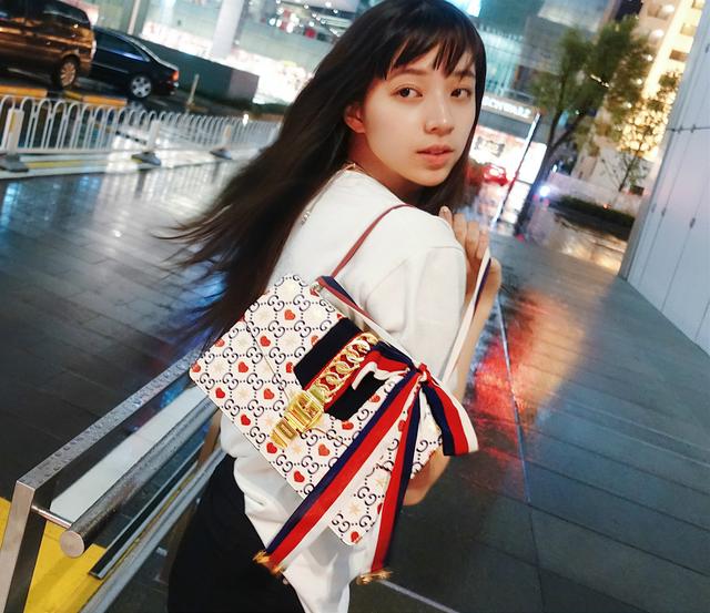 欧阳娣娣晒日常美照大秀筷子腿笔直纤细气质出众比姐姐还美