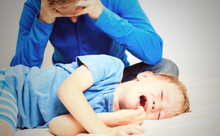 孩子满地打滚嚎啕大哭,聪明的妈妈有办法,一句话让孩子自己起来