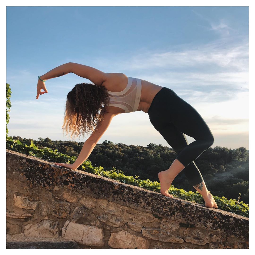 小仙女郑爽穿着休闲服饰展现纤细骨感身材白皙美腿尽显优雅