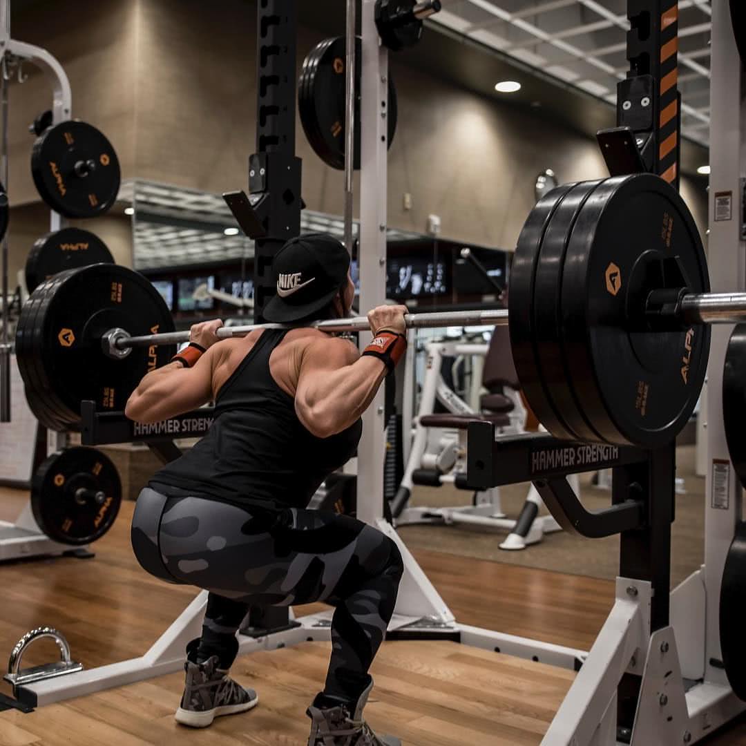 漂亮妹子爱健身拥有比男人还爷们的肌肉每天把自己虐到极限