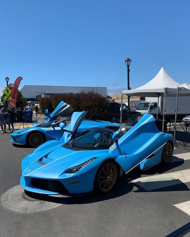 两台蓝色法拉利拉法齐聚真心漂亮
