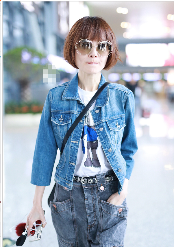 鲁豫身穿一套牛仔装现身,棕红波波头发型单手插兜,酷范十足!